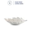 Lấy cảm hứng từ hình ảnh lá Sa Kê – loài cây gần gũi trong tự nhiên, mỗi chi tiết của dĩa trái cây được chế tác công phu, cầu kỳ, với kiểu dáng độc đáo và mới lạ. Thiết kế khắc họa sống động hình ảnh lá Sa Kê, nổi bật với những đường viền lượn sóng, tạo không gian bên trong sâu và rộng ôm trọn hương ngọt lành, tươi mát của các loại trái cây. Khoác lên mình màu trắng trẻ trung, kết hợp cùng những đường viền chỉ vàng tinh tế, sản phẩm vừa đáp ứng đa dạng sở thích của chủ sở hữu, vừa tô điểm không gian bàn ăn, bàn tiệc… thêm đẹp và sang trọng