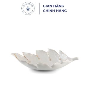 Lấy cảm hứng từ hình ảnh lá Sa Kê – loài cây gần gũi trong tự nhiên, mỗi chi tiết của dĩa trái cây được chế tác công phu, cầu kỳ, với kiểu dáng độc đáo và mới lạ. Thiết kế khắc họa sống động hình ảnh lá Sa Kê, nổi bật với những đường viền lượn sóng, tạo không gian bên trong sâu và rộng ôm trọn hương ngọt lành, tươi mát của các loại trái cây. Khoác lên mình màu trắng trẻ trung, kết hợp cùng những đường viền chỉ vàng tinh tế, sản phẩm vừa đáp ứng đa dạng sở thích của chủ sở hữu, vừa tô điểm không gian bàn ăn, bàn tiệc… thêm đẹp và sang trọng