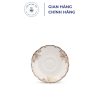 Bộ sản phẩm Đài Các toát lên vẻ đẹp kiêu sa, lộng lẫy theo phong cách quyền quý hoàng gia. Bộ sản phẩm có kiểu dáng sang trọng, nhiều đường nét được cách điệu, uốn lượn với dáng điệu mềm mại, mảnh mai. Cái tài của các nghệ nhân là đã khéo léo viền vàng ở những điểm nổi bật như vành chén, vành đĩa, tay cầm và nắp bình trà... tôn lên vẻ đẹp đẳng cấp của không gian ẩm thực cũng như phong cách thẩm mỹ của chủ sở hữu.