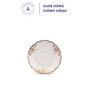 Bộ sản phẩm Đài Các toát lên vẻ đẹp kiêu sa, lộng lẫy theo phong cách quyền quý hoàng gia. Bộ sản phẩm có kiểu dáng sang trọng, nhiều đường nét được cách điệu, uốn lượn với dáng điệu mềm mại, mảnh mai. Cái tài của các nghệ nhân là đã khéo léo viền vàng ở những điểm nổi bật như vành chén, vành đĩa, tay cầm và nắp bình trà... tôn lên vẻ đẹp đẳng cấp của không gian ẩm thực cũng như phong cách thẩm mỹ của chủ sở hữu.