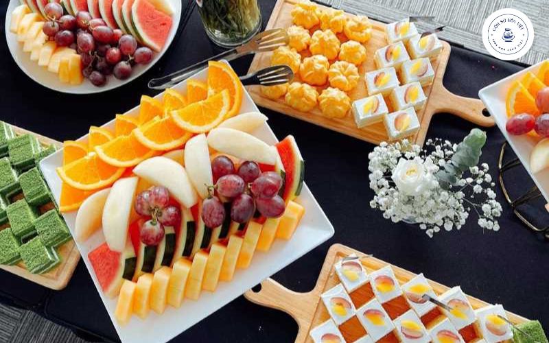 trang trĩ đĩa trái cây bàn tiệc