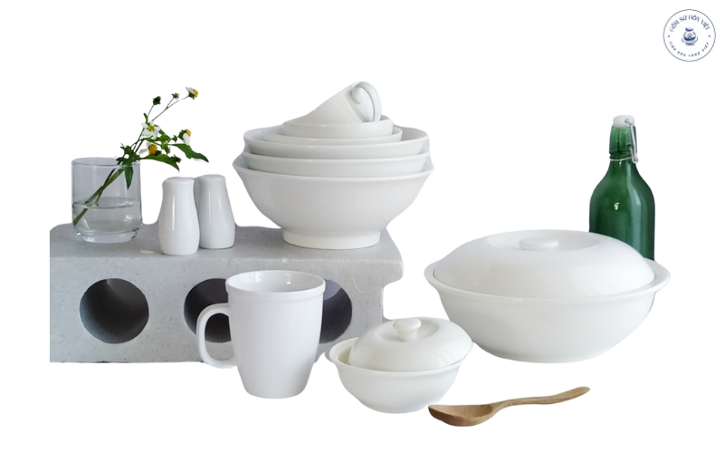 ứ là một loại vật liệu cao cấp hơn gốm, được làm từ hỗn hợp gồm cao lanh, thạch anh và feldspar – những nguyên liệu có độ tinh khiết cao